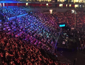 Torcedores lotam arena em Colônia para ver a final do ESL One de CS:GO (Foto: Clicia Oliveira)